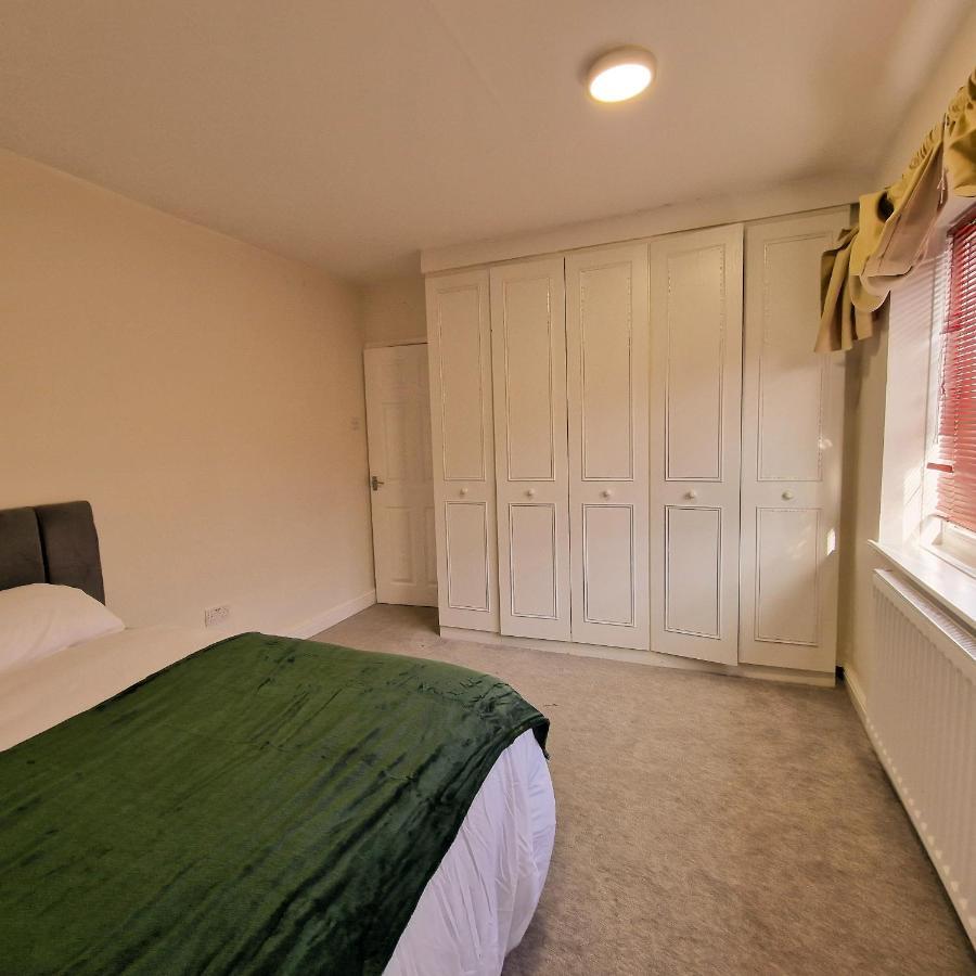 Delightful & Spacious Guest House In Farnworth Near Bolton Hospital Extérieur photo