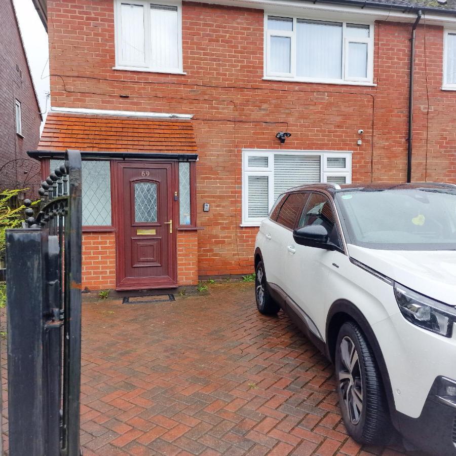 Delightful & Spacious Guest House In Farnworth Near Bolton Hospital Extérieur photo